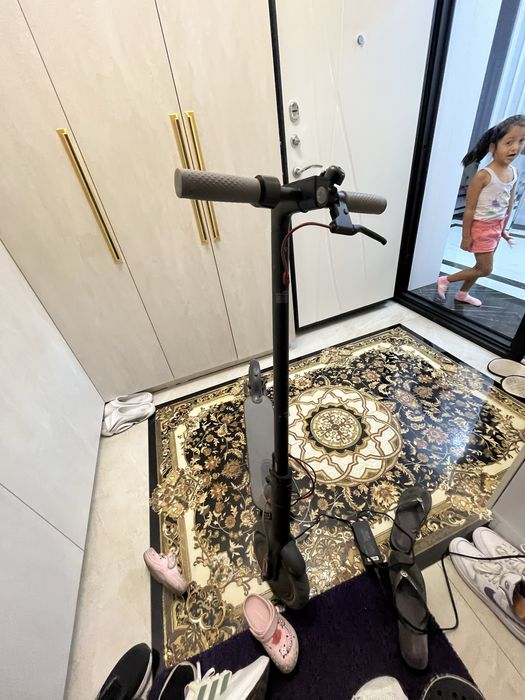 Самокат mi продам в хорошом состаяние