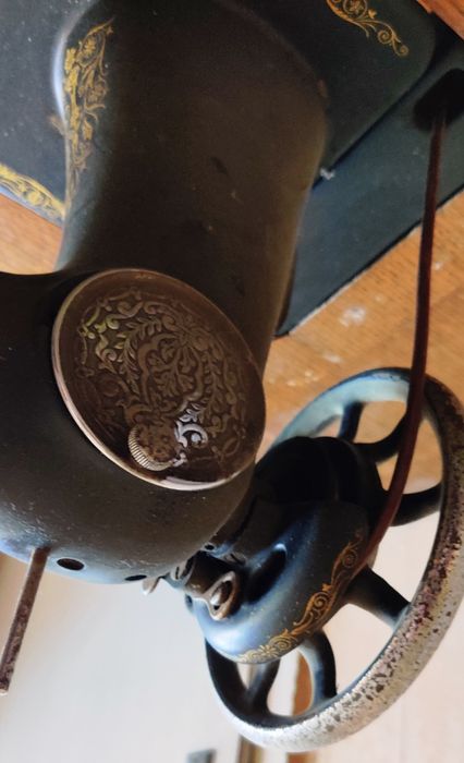 SINGER изключително запазена крачна шевна машина.