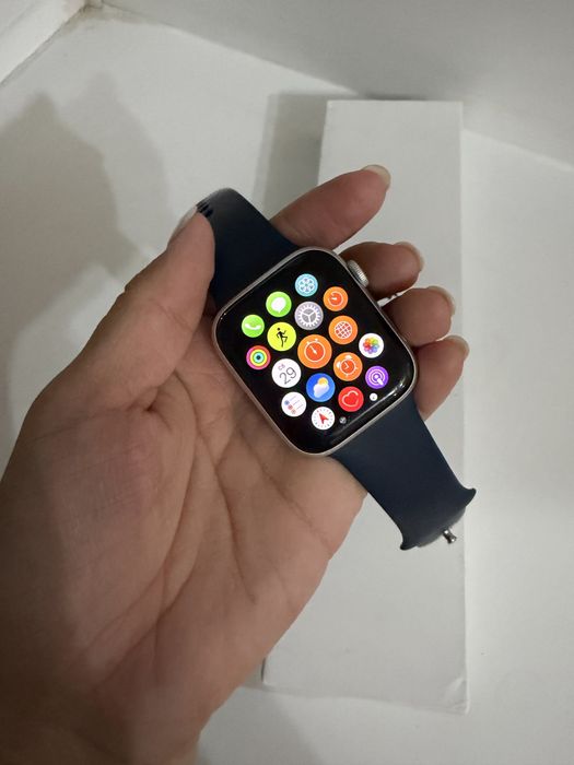 Продам Apple Watch Se