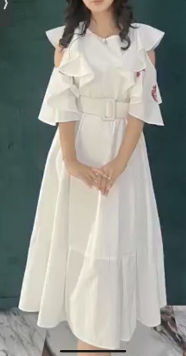 Белое платье с необычными рукавами
