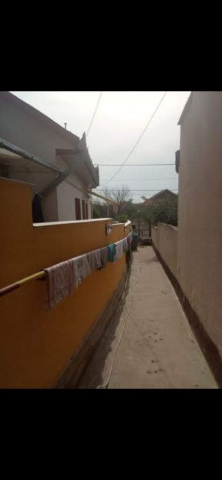 Casa cu 3 apartamente cu 2 camere bucatatarie baie 3 intrări separate.