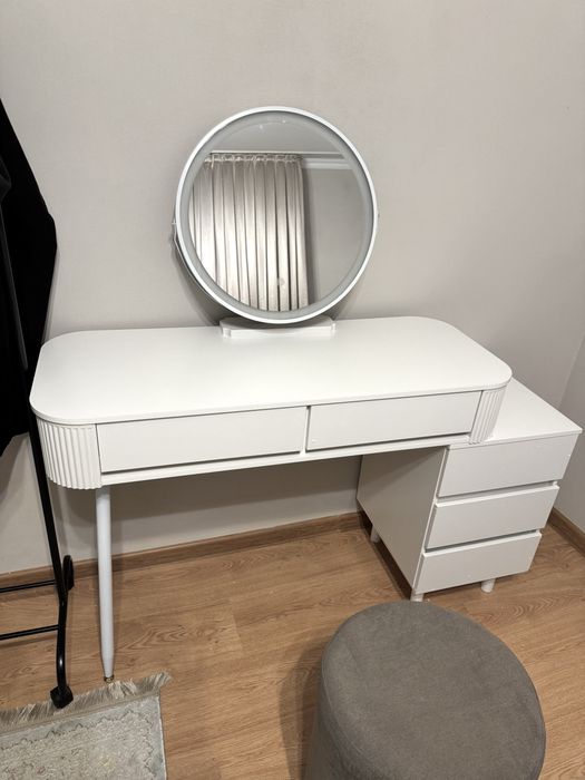 туалетный столик с зеркалом