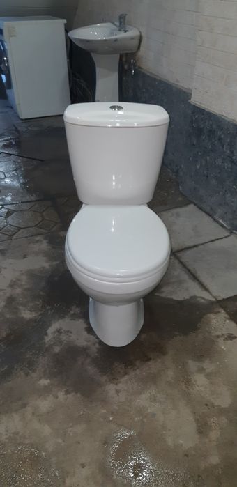 Unitaz, bachok ustni yopadgan qop qog'i boshqa, bir biriga tushadi.