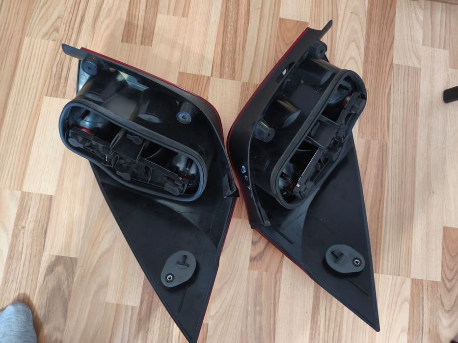 Vând lămpi spate masina  laguna 2 combi