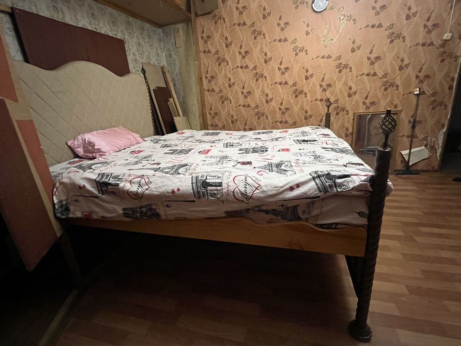 Кровать двухспальная.