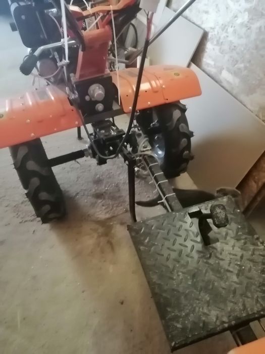 Vând motocultor Detoolz 11 cp, nou, nefolosit cu remorcuta