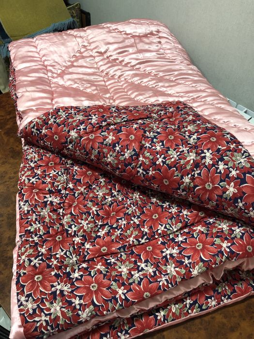 Атласные одеяла ручной работы новые 2 шт