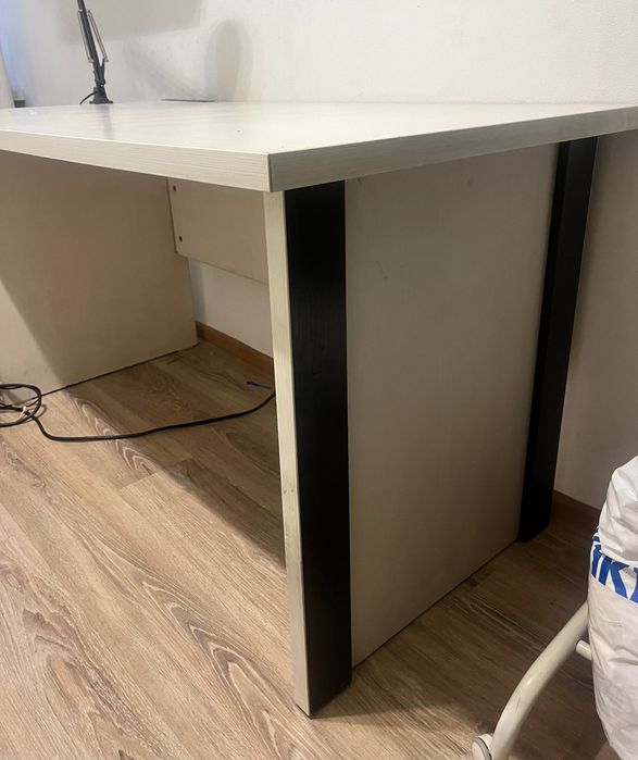 Стол письменный.