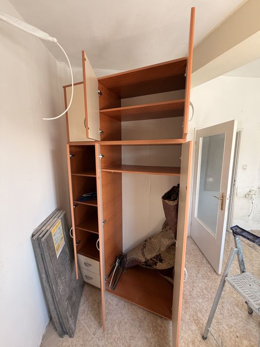 Практичен гардероб с много отделения и шкафчета – 75 €