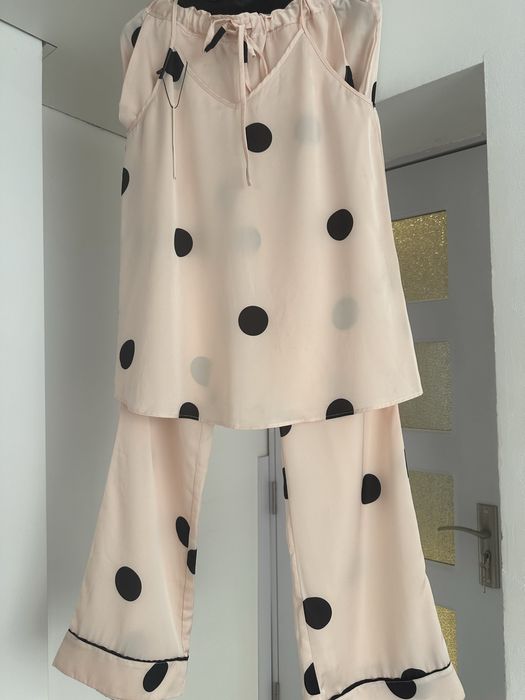 Сатенена пижама розова с черни точки