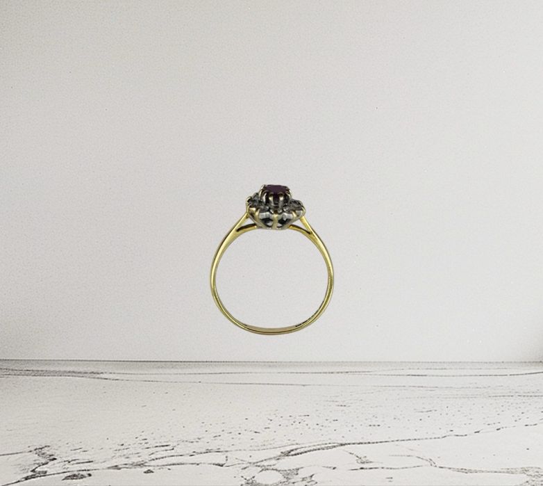 Златен пръстен с диаманти и рубин