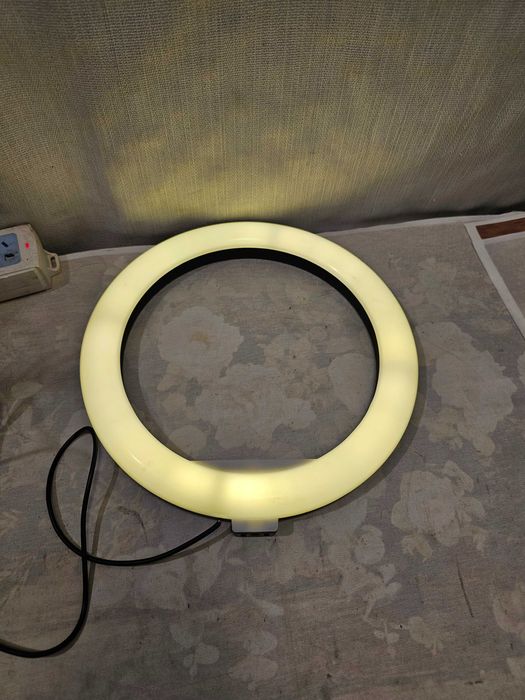 Ringlight foto alb cald si rece Grundig pe usb
