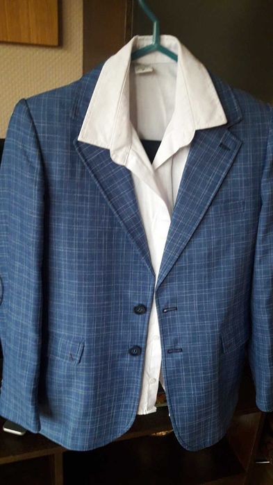 Костюми - 2 бр. пълни комплекти с риза.