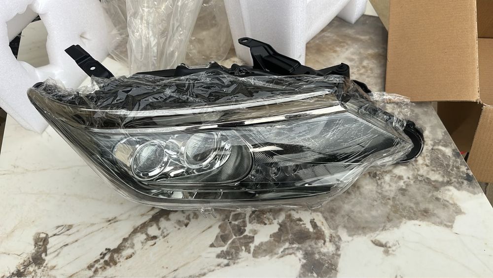 Комплект передних фар на Toyota
