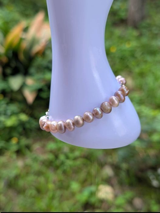 Veche bratara cu perle naturale de cultura, cu un pandantiv cu un cal de mare, de culoare mov metalizat din argint de 925