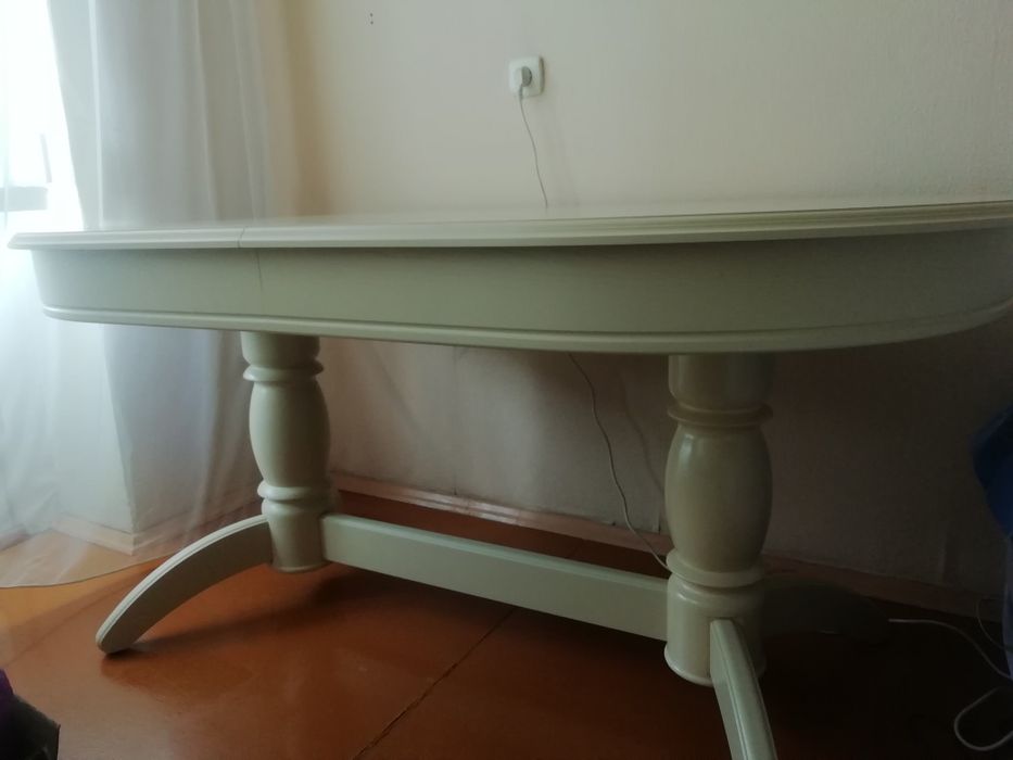 Продам стол в гостинную