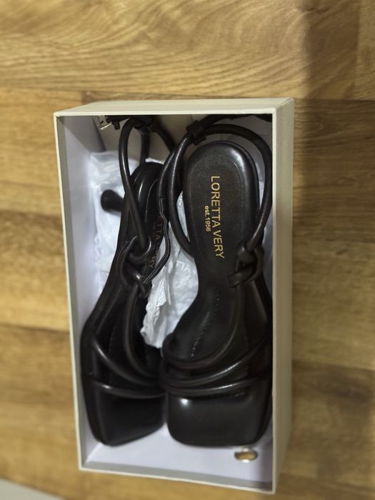 Продам босоножки новые