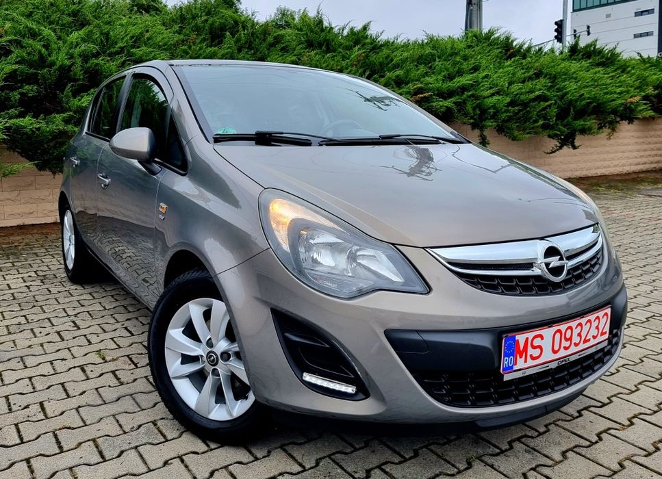 Opel Corsa~Motor 1.4 Benzină~114000 km~An 2014~Senzori parcare~Led de zi~Superbă