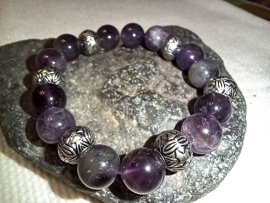 Красиви гривни от естествени камъни