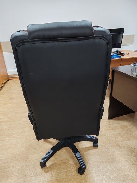 Кресло хорошый кожаный