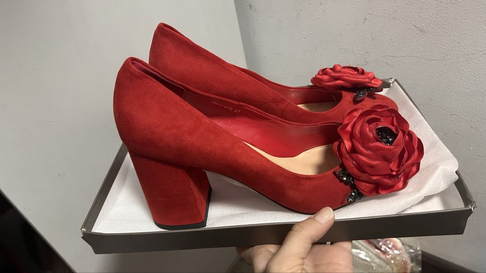 Срочно продаю новый туфли