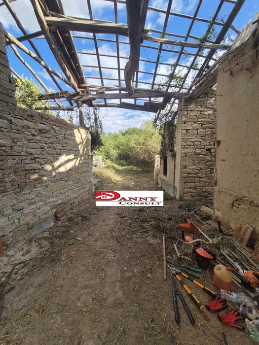 Двуетажна стара къща с двор в с. Обединение - обл. Велико Търново