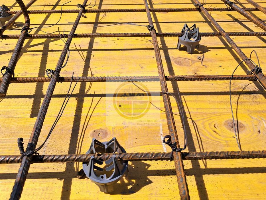 Distantier placa cu 4 picioare