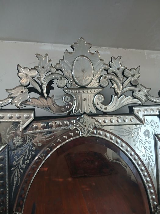 Vând oglindă venețiană superbă, o piesă de mobilier clasică și elegant