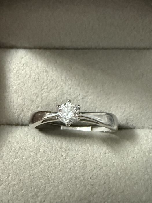 Бриллиантовое кольцо с крупным камнем