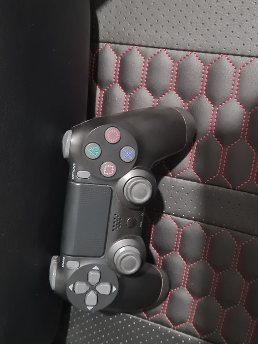 Playstation 4.500gb+два джойстика и една игра.