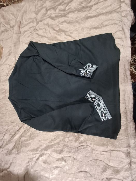 Риза със щамповани шевици