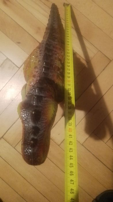 Продавам движдещ се,светещ и говорещ динозавър играчка