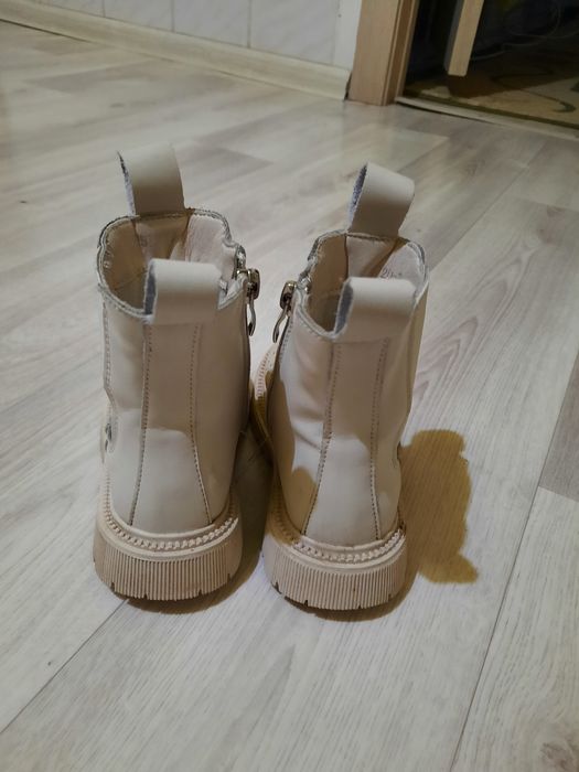 Продам демисезонные ботинки девочк