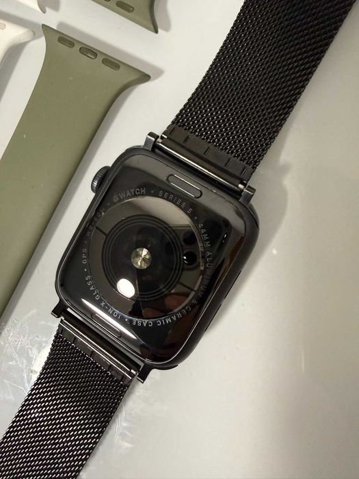 Apple Watch Series 5 44mm + 5 Каишки и МНОГО Аксесоари