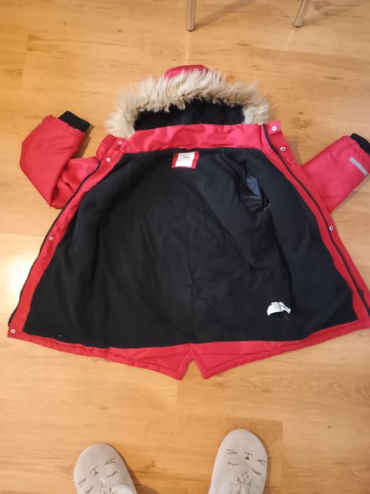 Vând geaca unisex.Culoare roșu mai închis.