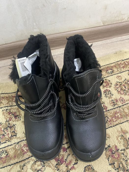 Продам новые зимние ботинки