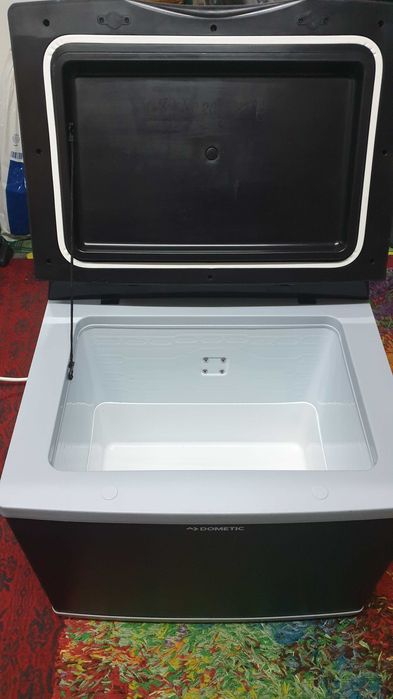 хладилник Dometic за риболов и къмпинг 40 литра на 12v и 220v