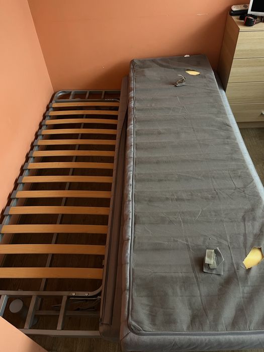 Разтегателен диван с подматрачна рамка