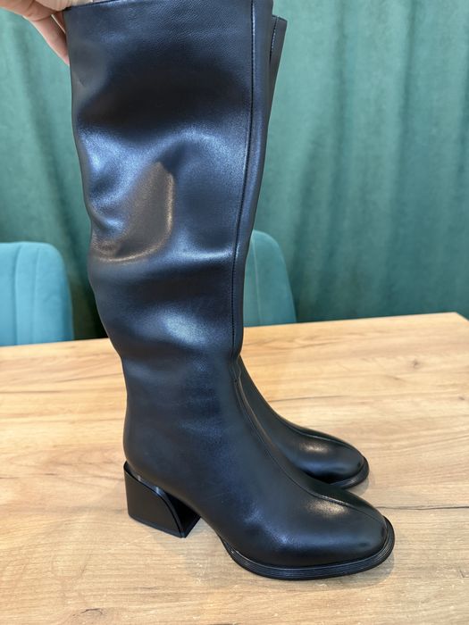 Черные кожаные сапоги