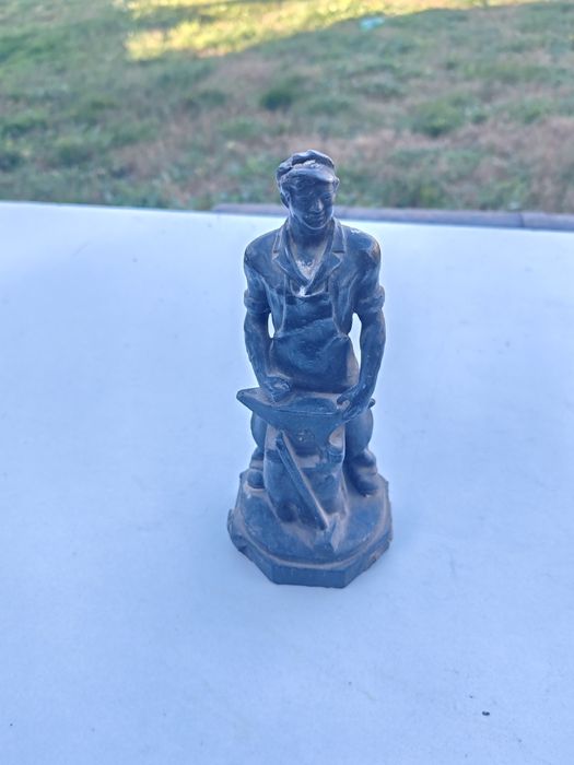 Месомелачка, огледало, касичка, статуетка