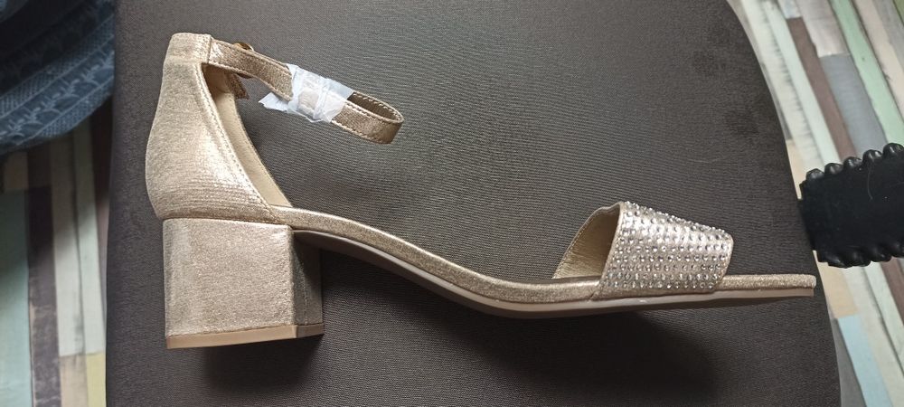 Златисти сандали с ток  42 номер