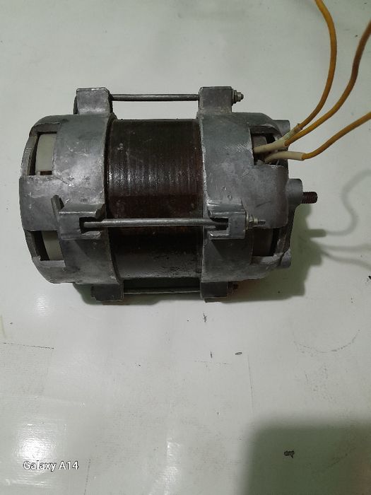 Электродвигатель от стиральной машины.