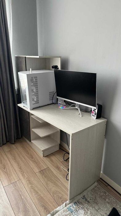 Шкаф и компьютерный стол