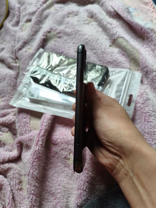 Продам 11 айфон вместе с чехлами