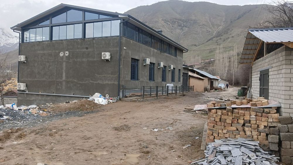 Dakumentlari hammasi joyuda manzarabop yerda joylashgan suv va toglar