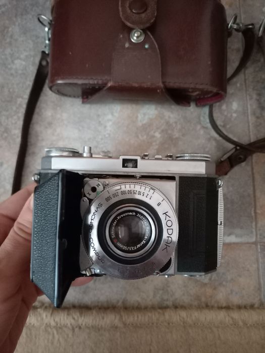 Три стари фотоапарата с мех