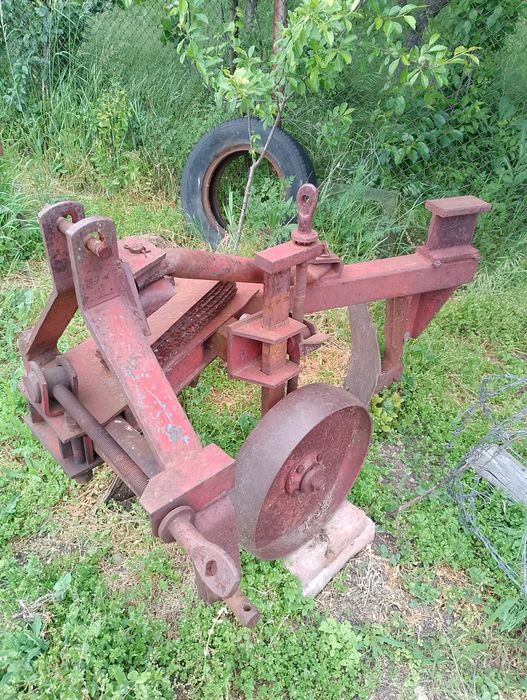 Трактор Т25А с прикачен инвентар