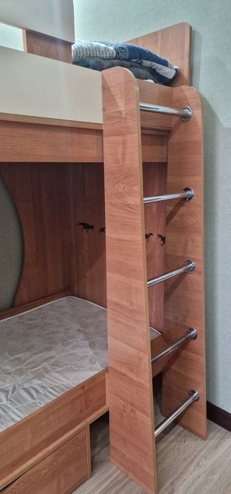 Детская двухярусная кровать