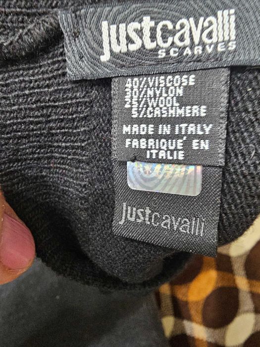 Căciulă  Just Cavalli neagră cu logo din strasuri – mărime universală