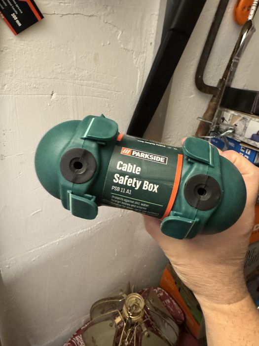 Предпазна кутия за разклонител против дъж  и замръзване . Чисто нова